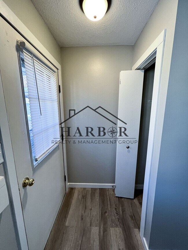 Building Photo - Renovated 1 Bedroom 1 Bath - SPECIAL: Lower rent for a 6 month Lease