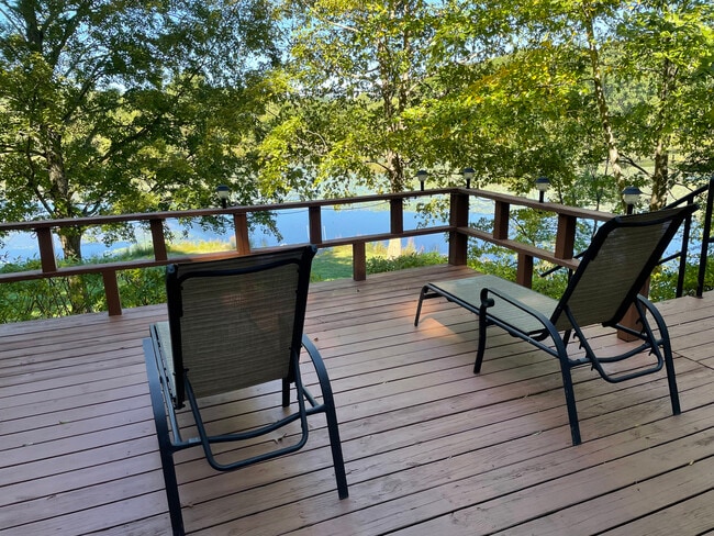 wrap around deck - 55 Barat Ln