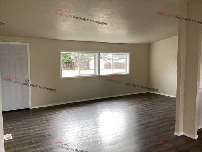 Foto del edificio - STATUS: AVAILABLE  | R45L | $1895