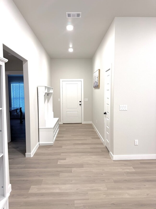 Building Photo - 2944 Hidalgo Ave