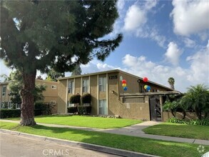 Building Photo - 1215 N Dresden Pl