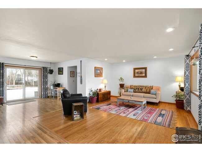 Living area - 1712 W Prospect Rd