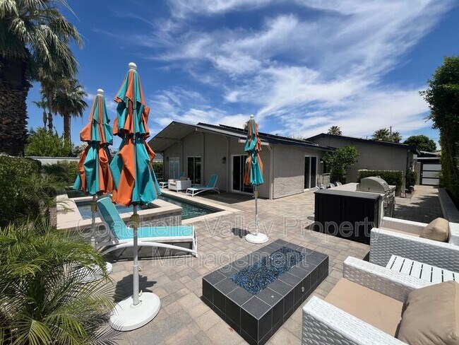 Building Photo - 835 Nueva Vista Dr S