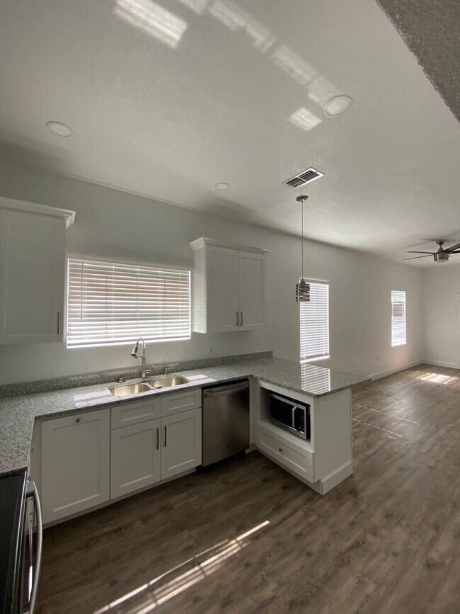Building Photo - 3 br, 1 bath House - 2903 W IVY STREET