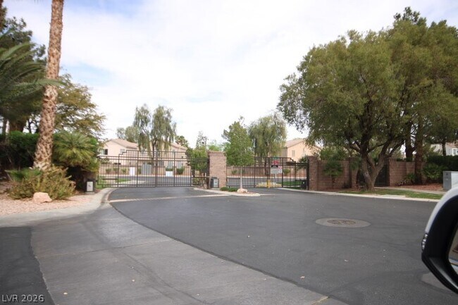 Foto del edificio - 947 Whispering Grove Ave