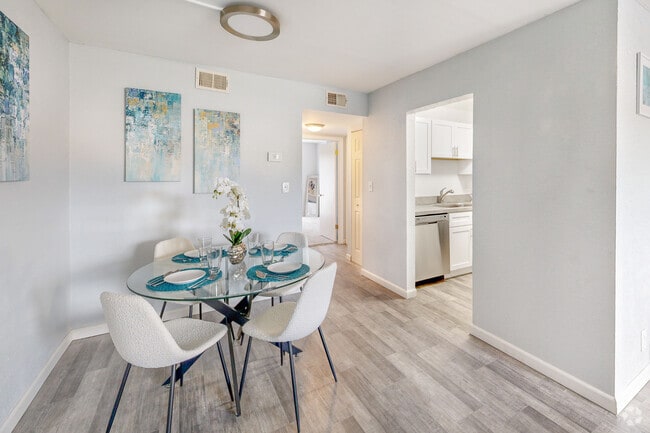 1BD, 1BA - 927SF - Dining Room - The Oceanaire