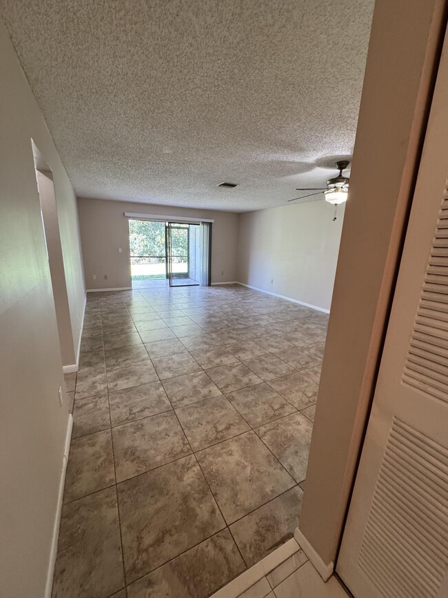 Foto del edificio - 1403 Lakeview Dr E