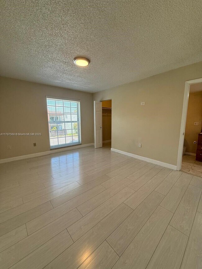 Building Photo - 10814 N Kendall Dr