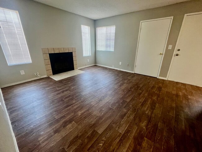 Foto del edificio - Renovated 2bedroom downstairs unit ready for immediate move-in.