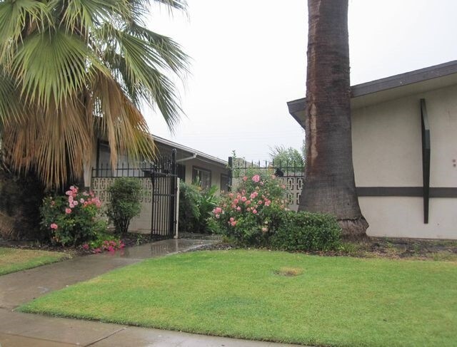 Building Photo - Fourplex For Rent in Fresno