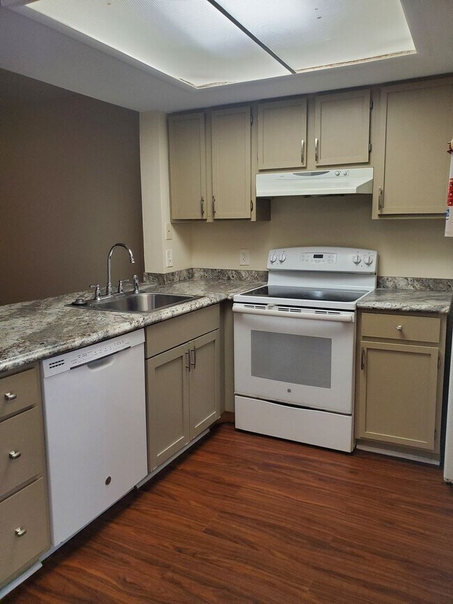 Foto del edificio - **Available mid October** 2 Bedroom/ 2 Bat...