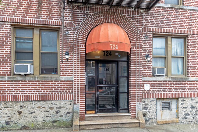 Entrada - 724 E 216th