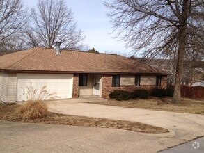 Building Photo - 707 Greenbriar Dr