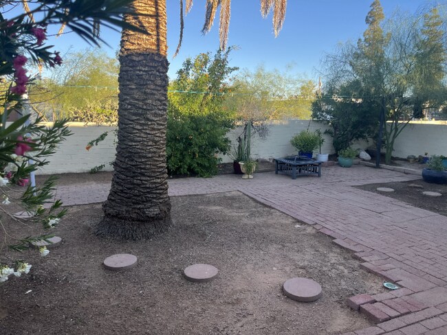 Foto del edificio - 2140 N Forgeus Ave