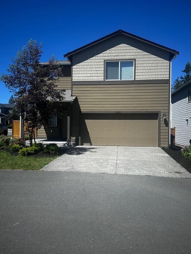 Primary Photo - Spacious, modern 5-bed, 2.75-bath in sough...