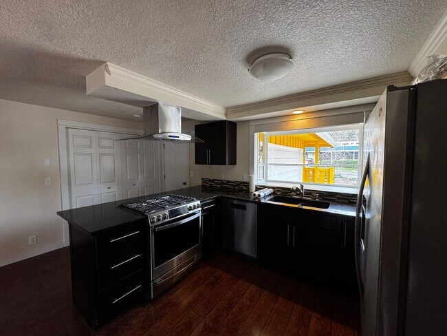 Foto del edificio - Charming 3 Bedroom Home with Beautiful Backyard & RV Parking