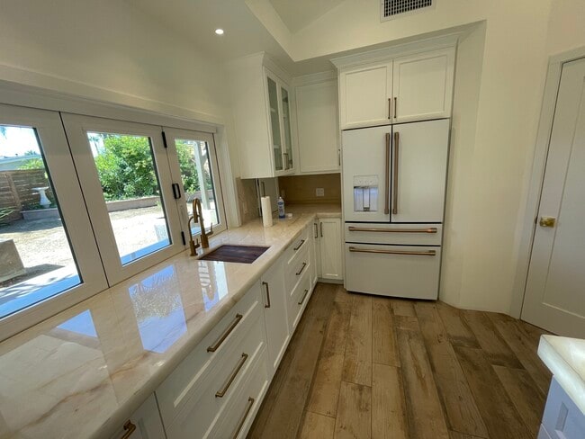Building Photo - 1046 Sidonia St