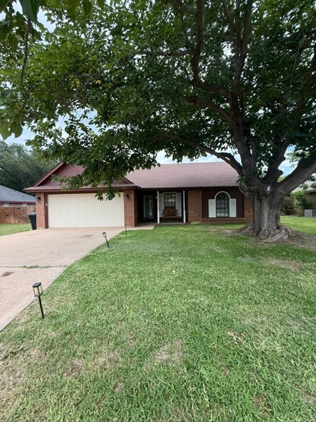 Building Photo - 1717 Pemelton Dr