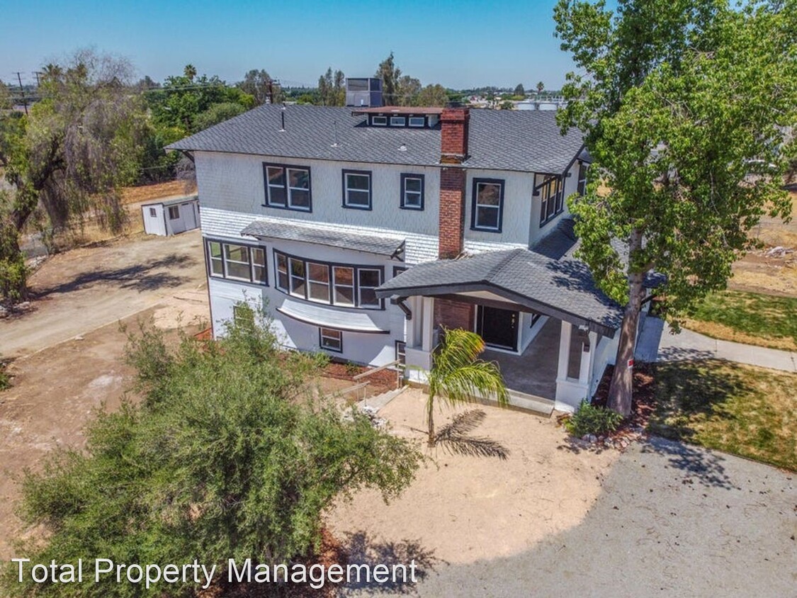 Primary Photo - 4 br, 2.5 bath House - 1019 N. Main St.