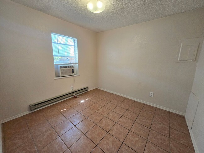 Building Photo - 1 Bedroom Apartment