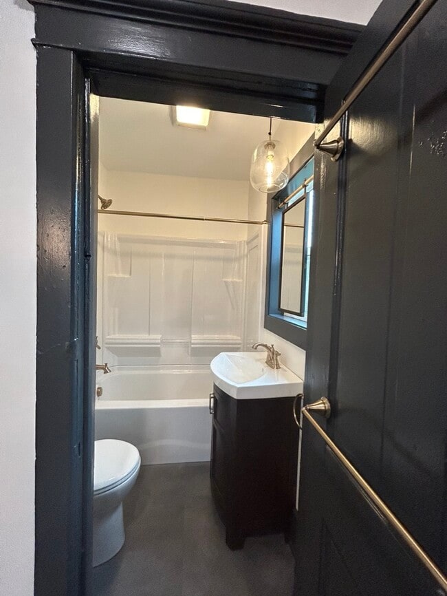 Bath - 407 Collicello St