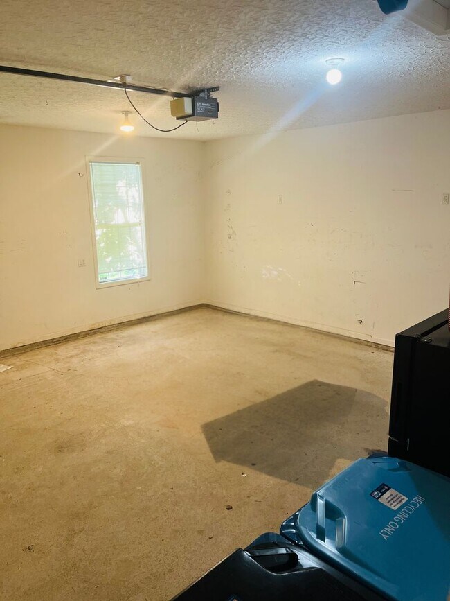 Foto del edificio - Spacious 3-Bedroom Home in Sought-After Be...