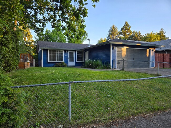 Building Photo - 650 SE Alder Ct