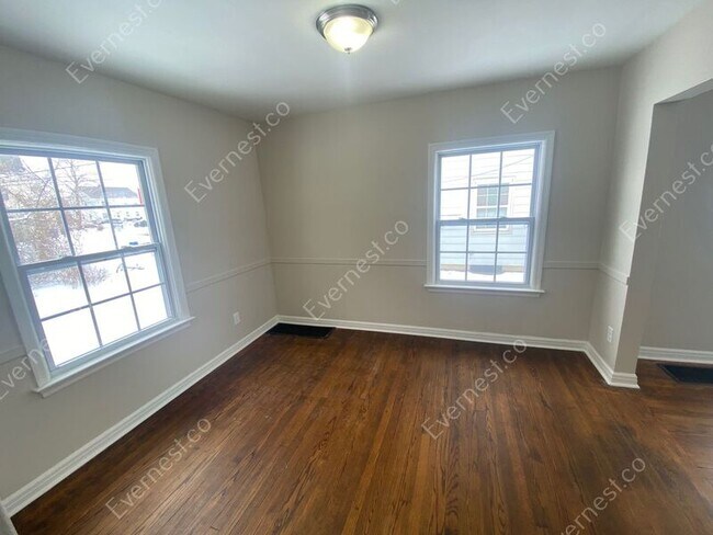 Foto del edificio - 379 N Roosevelt Ave