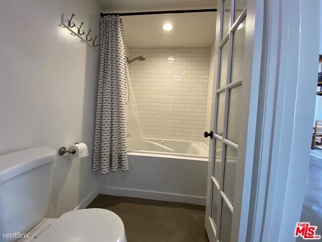 Foto del edificio - 1 br, 2 bath Condo - 100 S Venice Blvd Apt 14
