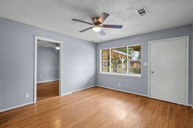 Foto del edificio - 7405 Carver Ave