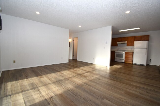 Foto del edificio - Great centrally located 2nd floor, 2 Bedroom 1 Bathroom apartment!