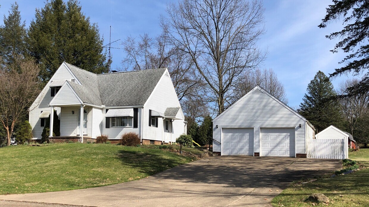 First floor apartment available in this duplexed home - 320-1 Independence St SE
