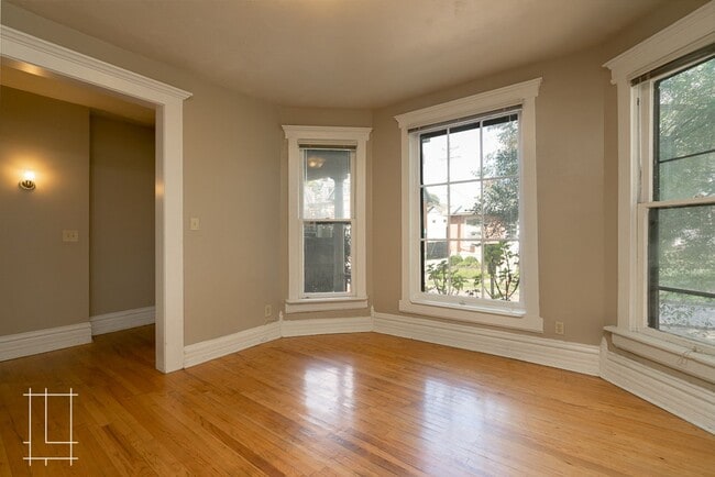 Building Photo - 207 W Hubbard Ave