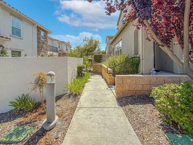 Foto del edificio - 3 bed, 2 1/2 bath townhome in sought-after Oak Terrace community