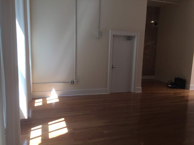 Building Photo - 417 Vine St