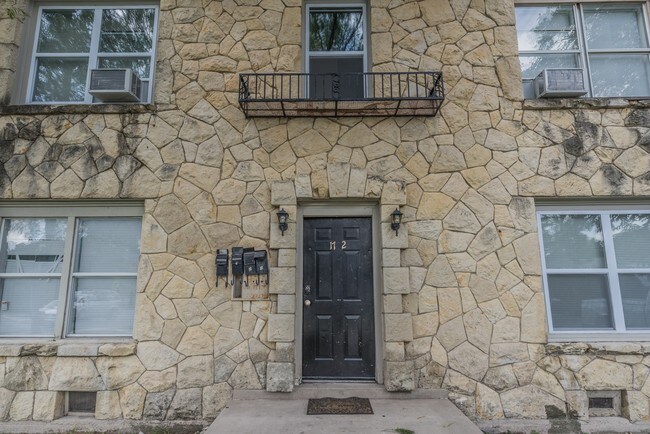 Building Photo - 1702 W Mistletoe Ave