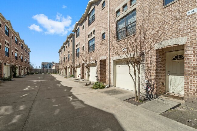 Foto del edificio - 2710 Hullsmith Dr