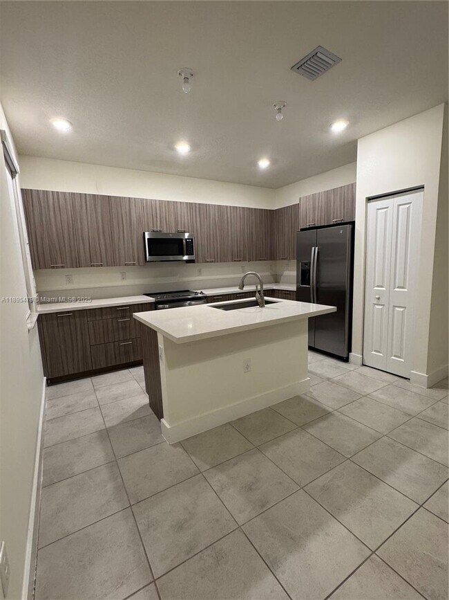 Foto del edificio - 4693 NW 83rd Pl