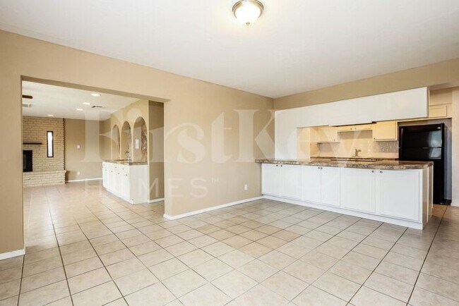 Building Photo - 3742 W Altadena Ave
