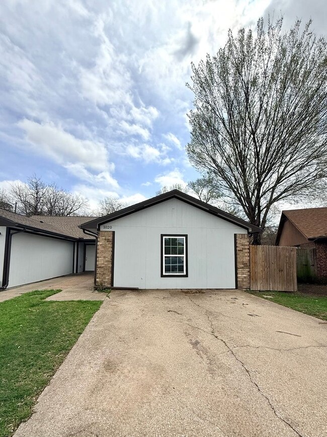 Photo - 1020-1022 Vera Court Apartment