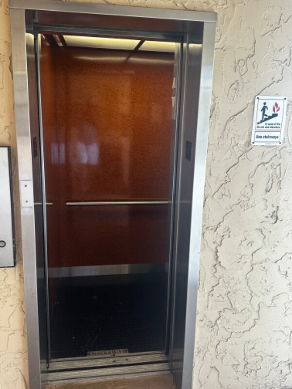 Foto del edificio - 200 Jacaranda Country Club Dr