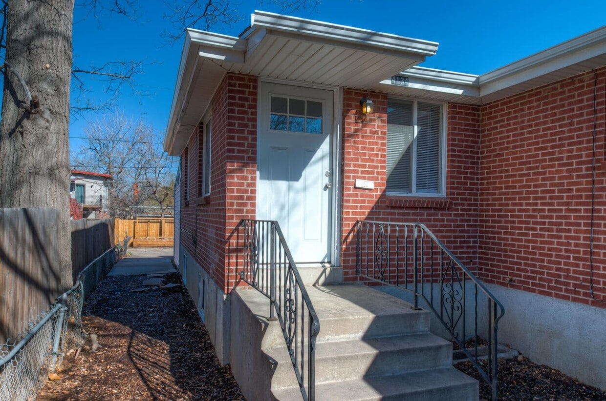 Roomy Sunnyside Duplex with Finished Basement in a Prime Location - Roomy Sunnyside Duplex with Finished Basement in a Prime Location