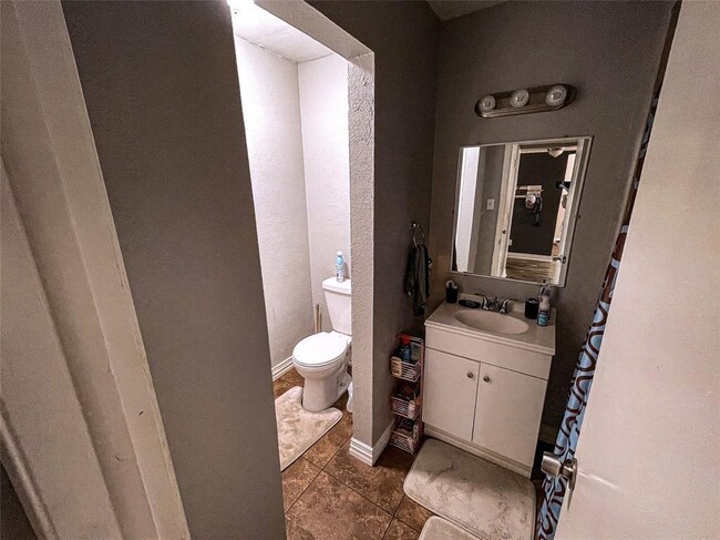 Building Photo - 6016 Westridge Ln