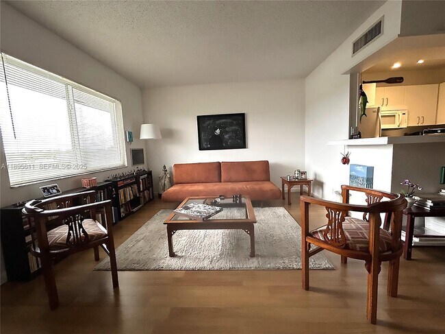 Foto del edificio - 1400 NE 54th St