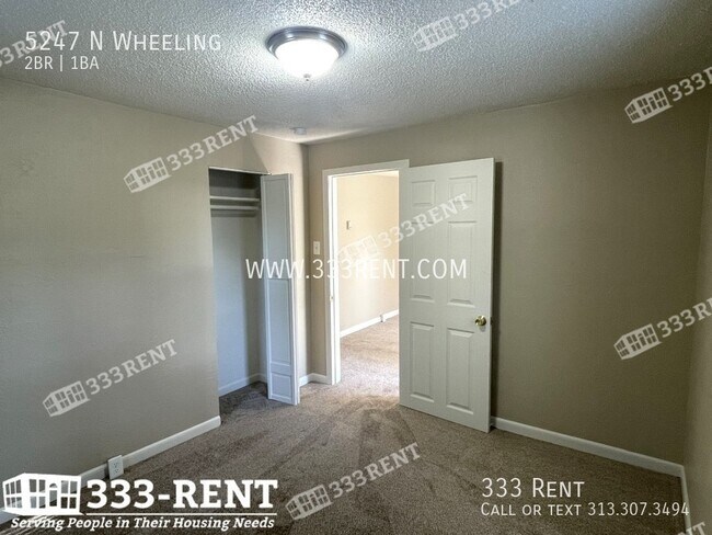 Foto del edificio - Attractive bungalow with fully fenced yard...