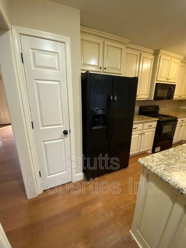 Building Photo - 206 Hillsboro Cir