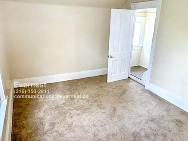 Foto del edificio - Charming 2-Bedroom Duplex in a Convenient ...