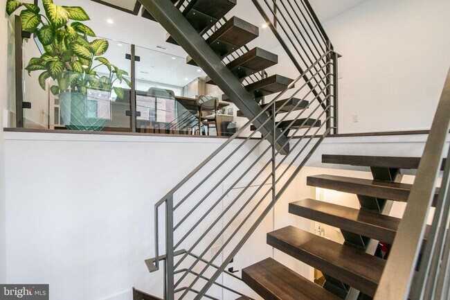 Building Photo - HUGE BRIGHT HOME 3 bed 2 full 2 half PRIVA...