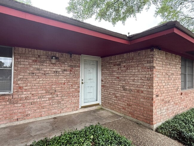 Building Photo - 1011 Pampa St