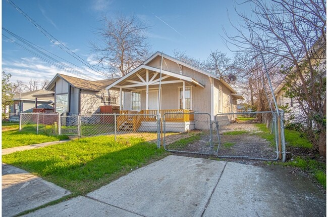 Photo - Charming 2BR 1BA Near Downtown House